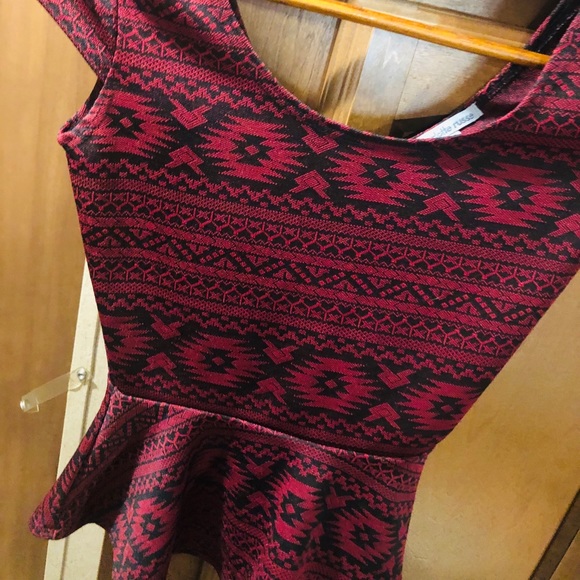 Fitted top with peplum accent - Picture 3 of 4